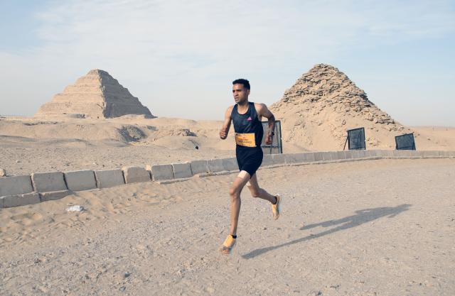 (260213) -- GIZA, Feb. 13, 2026 (Xinhua) -- A runner participates in "the Saqqara Half Marathon" in the Saqqara necropolis, Giza, Egypt, Feb. 13, 2026. (Xinhua/Ahmed Gomaa)