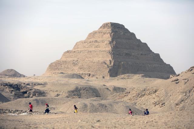 (260213) -- GIZA, Feb. 13, 2026 (Xinhua) -- Runners participate in "the Saqqara Half Marathon" in the Saqqara necropolis, Giza, Egypt, Feb. 13, 2026. (Xinhua/Ahmed Gomaa)