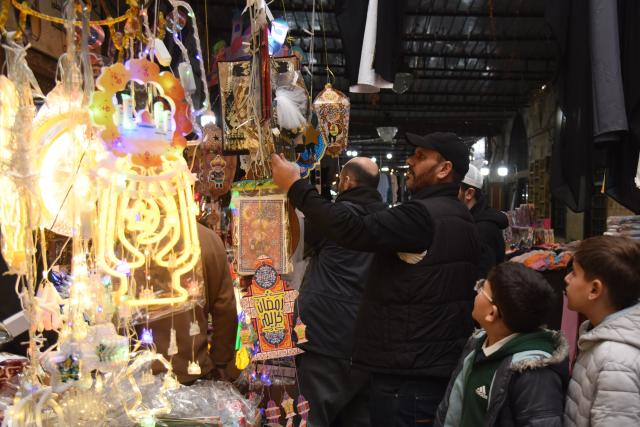 (260213) -- LEBANON, Feb. 13, 2026 (Xinhua) -- People buy Ramadan decorations in Tripoli, Lebanon, Feb. 12, 2026. (Xinhua/Khaled Habashiti)