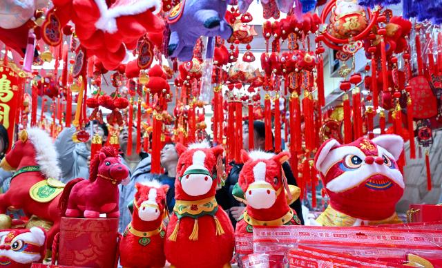 (260213) -- BEIJING, Feb. 13, 2026 (Xinhua) -- People shop for Chinese New Year decorations at a market in Nanjing, east China's Jiangsu Province, Feb. 13, 2026. Markets across the country are bustling nowadays as people flock there to stock up on goods in preparation for the upcoming Spring Festival, or the Chinese New Year. (Photo by Yang Suping/Xinhua)