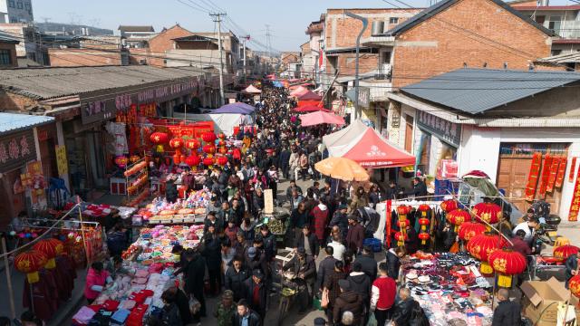 (260213) -- XI'AN, Feb. 13, 2026 (Xinhua) -- A drone photo shows people visiting the Jiaodai Market in Jiaodai Town of Lantian County, northwest China's Shaanxi Province, Feb. 13, 2026. The Jiaodai Market, located on a key route over the Qinling Mountains, has been a trading hub for mountain produces since ancient times. 
   As the largest township market in Lantian, Jiaodai Market accommodates more than 1,500 stalls, dealing a variety of goods such as local specialties, daily necessities, farming tools and livestock, and local snacks. It also serves as a major tourist attraction now, thanks to formalized management and effective promotion efforts. (Xinhua/Zou Jingyi)