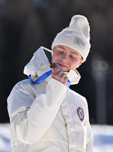 (260213) -- TESERO, Feb. 13, 2026 (Xinhua) -- Bronze medalist Einar Hedegart of Norway poses for photos with the medal during the awarding ceremony for the Cross-Country Skiing Men's 10km Interval Start Free at the Milano Cortina 2026 Olympic Winter Games in Tesero, Italy, Feb. 13, 2026. (Xinhua/He Canling)