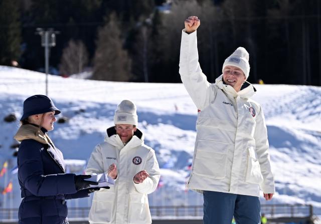 (260213) -- TESERO, Feb. 13, 2026 (Xinhua) -- Bronze medalist Einar Hedegart (R) of Norway celebrates during the awarding ceremony for the Cross-Country Skiing Men's 10km Interval Start Free at the Milano Cortina 2026 Olympic Winter Games in Tesero, Italy, Feb. 13, 2026. (Xinhua/He Canling)