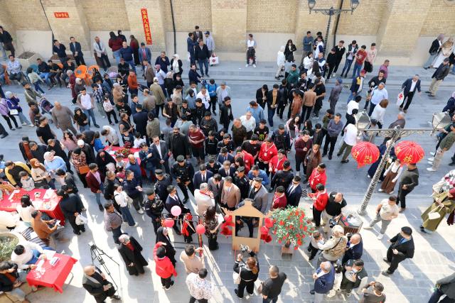 (260213) -- BAGHDAD, Feb. 13, 2026 (Xinhua) -- People participate in the Chinese New Year celebration on al-Mutanabbi Street in central Baghdad, Iraq, on Feb. 13, 2026. TO GO WITH "Feature: Red lanterns over Baghdad -- Chinese New Year celebration lights up Iraq's storied street of books" (Xinhua/Khalil Dawood)