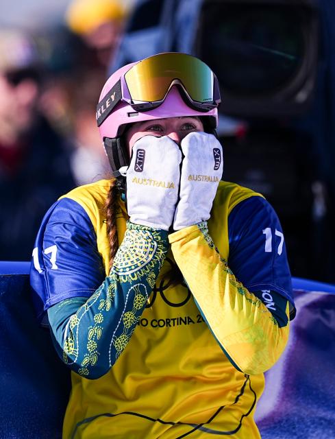 (260213) -- LIVIGNO, Feb. 13, 2026 (Xinhua) -- Josie Baff of Australia reacts after the women's snowboard cross big final at the Milan-Cortina 2026 Olympic Winter Games in Livigno, Italy, Feb. 13, 2026. (Xinhua/Wu Huiwo)