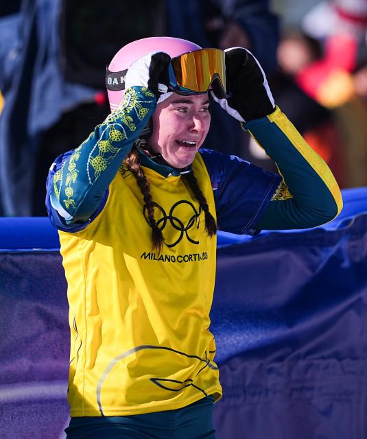 (260213) -- LIVIGNO, Feb. 13, 2026 (Xinhua) -- Josie Baff of Australia reacts after the women's snowboard cross big final at the Milan-Cortina 2026 Olympic Winter Games in Livigno, Italy, Feb. 13, 2026. (Xinhua/Wu Huiwo)