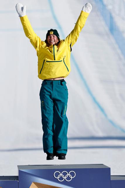 (260213) -- LIVIGNO, Feb. 13, 2026 (Xinhua) -- Gold medalist Josie Baff of Australia celebrates during the awarding ceremony of the women's snowboard cross event at the Milan-Cortina 2026 Olympic Winter Games in Livigno, Italy, Feb. 13, 2026. (Xinhua/Wang Peng)