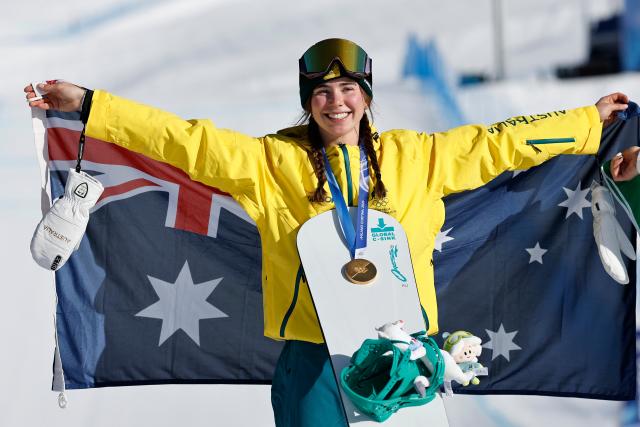 (260213) -- LIVIGNO, Feb. 13, 2026 (Xinhua) -- Gold medalist Josie Baff of Australia poses for photos during the awarding ceremony of the women's snowboard cross event at the Milan-Cortina 2026 Olympic Winter Games in Livigno, Italy, Feb. 13, 2026. (Xinhua/Wang Peng)