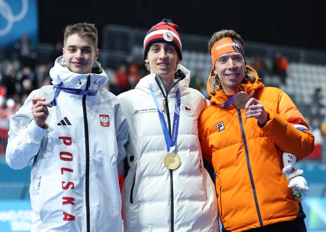 (260213) -- MILAN, Feb. 13, 2026 (Xinhua) -- Gold medalist Metodej Jilek (C) of the Czech Republic, silver medalist Vladimir Semirunniy (L) of Poland and bronze medalist Jorrit Bergsma of the Netherlands pose for photos during the awarding ceremony of the speed skating men's 10000m event at the Milan-Cortina 2026 Olympic Winter Games in Milan, Italy, Feb. 13, 2026. (Xinhua/Li Jing)