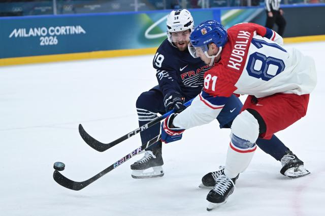 (260213) -- MILAN, Feb. 13, 2026 (Xinhua) -- Enzo Cantagallo of France vies the puck with Dominik Kubalik (R) of the Czech Republic during the ice hockey men's preliminary round group A match between France and the Czech Republic at the Milan-Cortina 2026 Olympic Winter Games in Milan, Italy, Feb. 13, 2026. (Xinhua/Zhang Haofu)