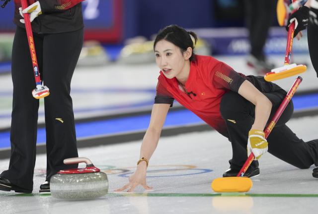 (260213) -- CORTINA D'AMPEZZO, Feb. 13, 2026 (Xinhua) -- Jiang Jiayi of China competes during the curling women round robin session 3 match between China and Switzerland at the 2026 Milan-Cortina Winter Olympics in Cortina D'Ampezzo, Italy, Feb. 13, 2026. (Xinhua/Li Gang)