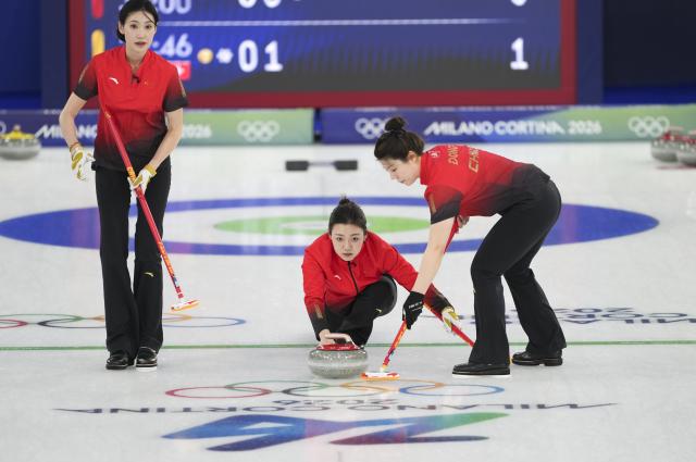 (260213) -- CORTINA D'AMPEZZO, Feb. 13, 2026 (Xinhua) -- Han Yu (C) of China competes during the curling women round robin session 3 match between China and Switzerland at the 2026 Milan-Cortina Winter Olympics in Cortina D'Ampezzo, Italy, Feb. 13, 2026. (Xinhua/Li Gang)