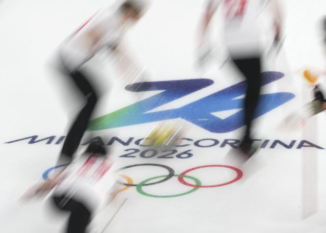 (260213) -- CORTINA D'AMPEZZO, Feb. 13, 2026 (Xinhua) -- Players of Switzerland compete during the curling women round robin session 3 match between China and Switzerland at the 2026 Milan-Cortina Winter Olympics in Cortina D'Ampezzo, Italy, Feb. 13, 2026. (Xinhua/Li Gang)