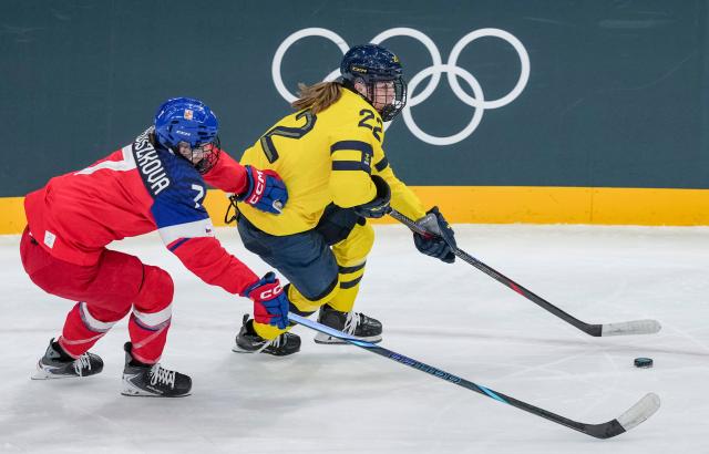 (260213) -- MILAN, Feb. 13, 2026 (Xinhua) -- Hanna Thuvik (R) of Sweden breaks through during the ice hockey women's play-offs quarterfinals match between the Czech Republic and Sweden at the Milan-Cortina 2026 Olympic Winter Games in Milan, Italy, Feb. 13, 2026. (Xinhua/Sun Fei)