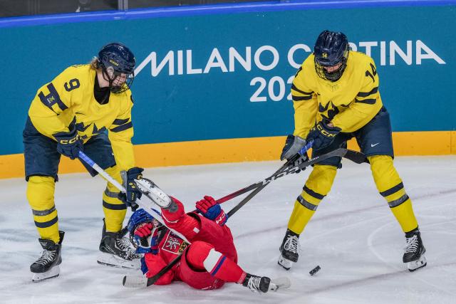(260213) -- MILAN, Feb. 13, 2026 (Xinhua) -- Adela Sapovalivova (C) of the Czech Republic vies the puck with players of Sweden during the ice hockey women's play-offs quarterfinals match between the Czech Republic and Sweden at the Milan-Cortina 2026 Olympic Winter Games in Milan, Italy, Feb. 13, 2026. (Xinhua/Sun Fei)