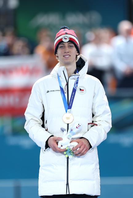 (260213) -- MILAN, Feb. 13, 2026 (Xinhua) -- Gold medalist Metodej Jilek of the Czech Republic poses for photos during the awarding ceremony of the speed skating men's 10000m event at the Milan-Cortina 2026 Olympic Winter Games in Milan, Italy, Feb. 13, 2026. (Xinhua/Li Jing)