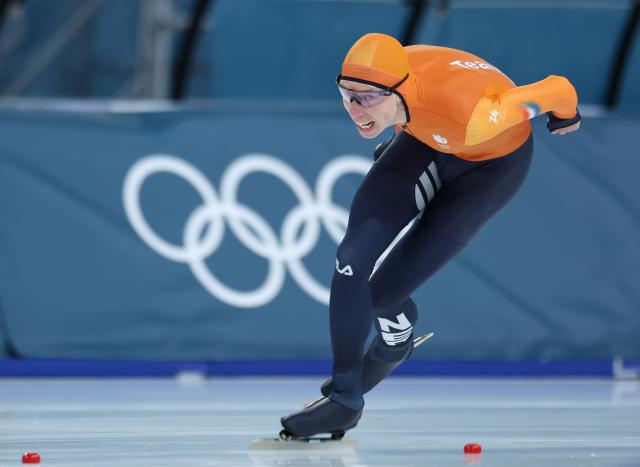(260213) -- MILAN, Feb. 13, 2026 (Xinhua) -- Jorrit Bergsma of the Netherlands competes during the speed skating men's 10000m event at the Milan-Cortina 2026 Olympic Winter Games in Milan, Italy, Feb. 13, 2026. (Xinhua/Li Jing)