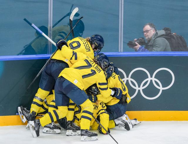 (260213) -- MILAN(YIDALI), Feb. 13, 2026 (Xinhua) -- Players of Sweden celebrate scoring during the ice hockey women's play-offs quarterfinals match between the Czech Republic and Sweden at the Milan-Cortina 2026 Olympic Winter Games in Milan, Italy, Feb. 13, 2026. (Xinhua/Sun Fei)