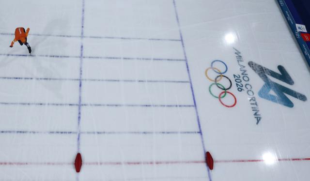 (260213) -- MILAN, Feb. 13, 2026 (Xinhua) -- Jorrit Bergsma of the Netherlands competes during the speed skating men's 10000m event at the Milan-Cortina 2026 Olympic Winter Games in Milan, Italy, Feb. 13, 2026. (Xinhua/Du Xiaoyi)