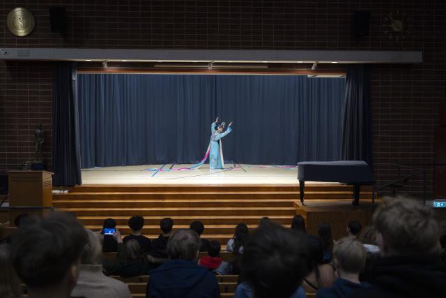 (260213) -- HELSINKI, Feb. 13, 2026 (Xinhua) -- A Chinese traditional opera performance is staged during a "Happy Chinese New Year" campus event at Kulosaari Secondary School in Helsinki, Finland, Feb. 13, 2026. A lively "Happy Chinese New Year" campus event was held at Kulosaari Secondary School in Helsinki on Friday. (Photo by Matti Matikainen/Xinhua)