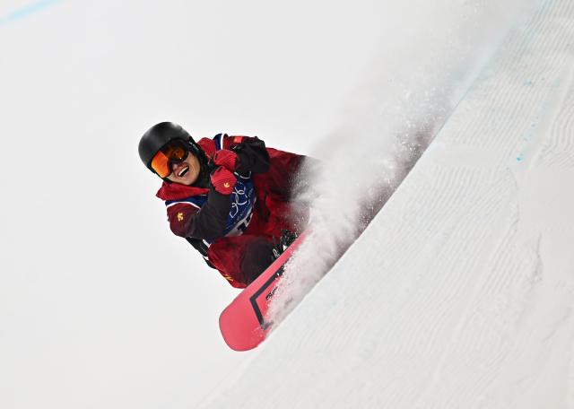 (260213) -- LIVIGNO, Feb. 13, 2026 (Xinhua) -- Wang Ziyang of China competes during the men's snowboard halfpipe final at the Milan-Cortina 2026 Olympic Winter Games in Livigno, Italy, Feb. 13, 2026. (Xinhua/Zhang Hongxiang)