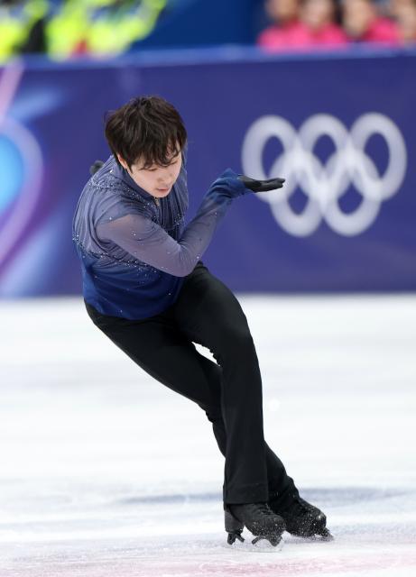 (260213) -- MILAN, Feb. 13, 2026 (Xinhua) -- Jin Boyang of China competes during the free skating of the men single skating match for figure skating event at the Milan-Cortina 2026 Olympic Winter Games in Milan, Italy, Feb. 13, 2026. (Xinhua/Li Ming)