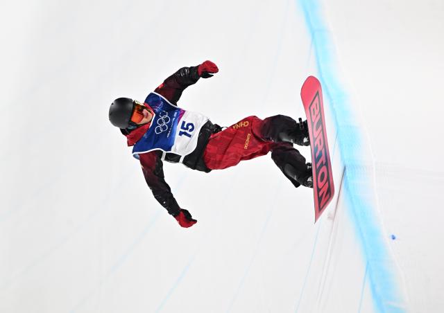 (260213) -- LIVIGNO, Feb. 13, 2026 (Xinhua) -- Wang Ziyang of China competes during the men's snowboard halfpipe final at the Milan-Cortina 2026 Olympic Winter Games in Livigno, Italy, Feb. 13, 2026. (Xinhua/Zhang Hongxiang)