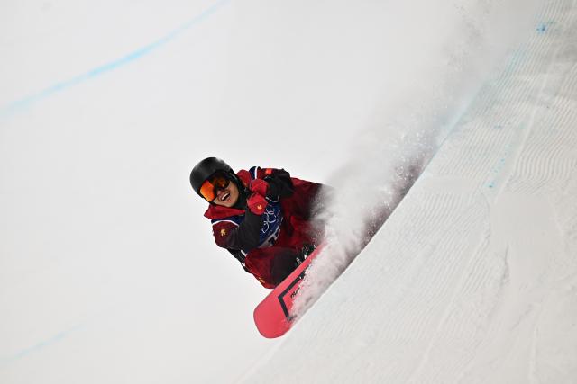 (260213) -- LIVIGNO, Feb. 13, 2026 (Xinhua) -- Wang Ziyang of China competes during the men's snowboard halfpipe final at the Milan-Cortina 2026 Olympic Winter Games in Livigno, Italy, Feb. 13, 2026. (Xinhua/Zhang Hongxiang)