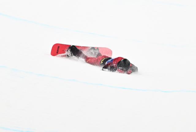 (260213) -- LIVIGNO, Feb. 13, 2026 (Xinhua) -- Wang Ziyang of China falls during the men's snowboard halfpipe final at the Milan-Cortina 2026 Olympic Winter Games in Livigno, Italy, Feb. 13, 2026. (Xinhua/Zhang Hongxiang)