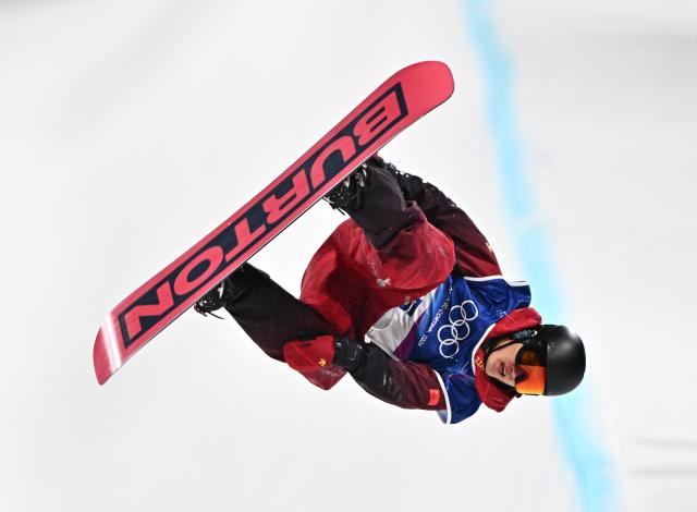 (260213) -- LIVIGNO, Feb. 13, 2026 (Xinhua) -- Wang Ziyang of China competes during the men's snowboard halfpipe final at the Milan-Cortina 2026 Olympic Winter Games in Livigno, Italy, Feb. 13, 2026. (Xinhua/Zhang Hongxiang)