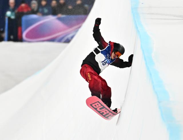 (260213) -- LIVIGNO, Feb. 13, 2026 (Xinhua) -- Wang Ziyang of China competes during the men's snowboard halfpipe final at the Milan-Cortina 2026 Olympic Winter Games in Livigno, Italy, Feb. 13, 2026. (Xinhua/Zhang Hongxiang)