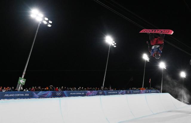 (260213) -- LIVIGNO, Feb. 13, 2026 (Xinhua) -- Wang Ziyang of China competes during the men's snowboard halfpipe final at the Milan-Cortina 2026 Olympic Winter Games in Livigno, Italy, Feb. 13, 2026. (Xinhua/Xia Yifang)