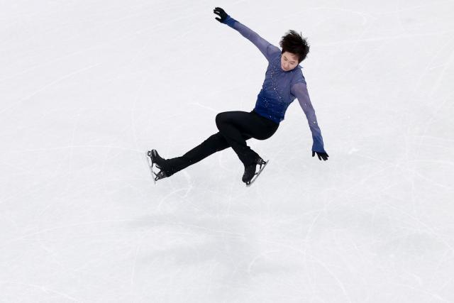 (260213) -- MILAN, Feb. 13, 2026 (Xinhua) -- Jin Boyang of China falls during the free skating of the men single skating match for figure skating event at the Milan-Cortina 2026 Olympic Winter Games in Milan, Italy, Feb. 13, 2026. (Xinhua/Chen Yichen)