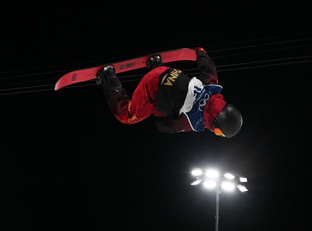 (260213) -- LIVIGNO, Feb. 13, 2026 (Xinhua) -- Wang Ziyang of China competes during the men's snowboard halfpipe final at the Milan-Cortina 2026 Olympic Winter Games in Livigno, Italy, Feb. 13, 2026. (Xinhua/Xia Yifang)