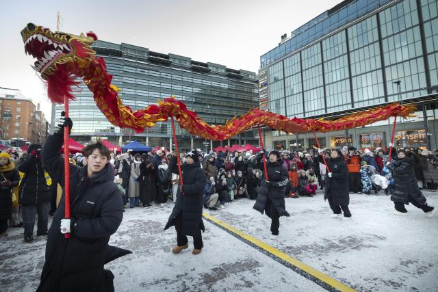 (260213) -- HELSINKI, Feb. 13, 2026 (Xinhua) -- A dragon dance is staged during the 2026 "Happy Chinese New Year" folk fair in Helsinki, Finland, Feb. 13, 2026. (Photo by Matti Matikainen/Xinhua)