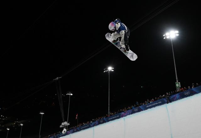 (260213) -- LIVIGNO, Feb. 13, 2026 (Xinhua) -- Totsuka Yuto of Japan competes during the men's snowboard halfpipe final at the Milan-Cortina 2026 Olympic Winter Games in Livigno, Italy, Feb. 13, 2026. (Xinhua/Xia Yifang)