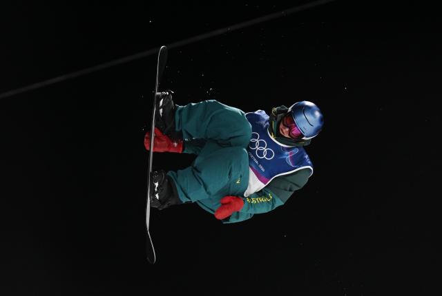 (260213) -- LIVIGNO, Feb. 13, 2026 (Xinhua) -- Scotty James of Australia competes during the men's snowboard halfpipe final at the Milan-Cortina 2026 Olympic Winter Games in Livigno, Italy, Feb. 13, 2026. (Xinhua/Xia Yifang)