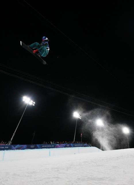 (260213) -- LIVIGNO, Feb. 13, 2026 (Xinhua) -- Scotty James of Australia competes during the men's snowboard halfpipe final at the Milan-Cortina 2026 Olympic Winter Games in Livigno, Italy, Feb. 13, 2026. (Xinhua/Xia Yifang)