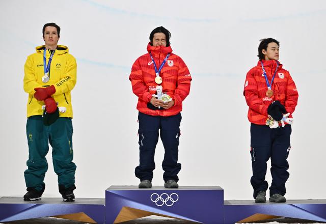 (260213) -- LIVIGNO, Feb. 13, 2026 (Xinhua) -- Gold medalist Totsuka Yuto (C) of Japan, silver medalist Scotty James (L) of Australia and bronze medalist Yamada Ryusei of Japan attend the awarding ceremony of the men's snowboard halfpipe at the Milan-Cortina 2026 Olympic Winter Games in Livigno, Italy, Feb. 13, 2026. (Xinhua/Zhang Hongxiang)