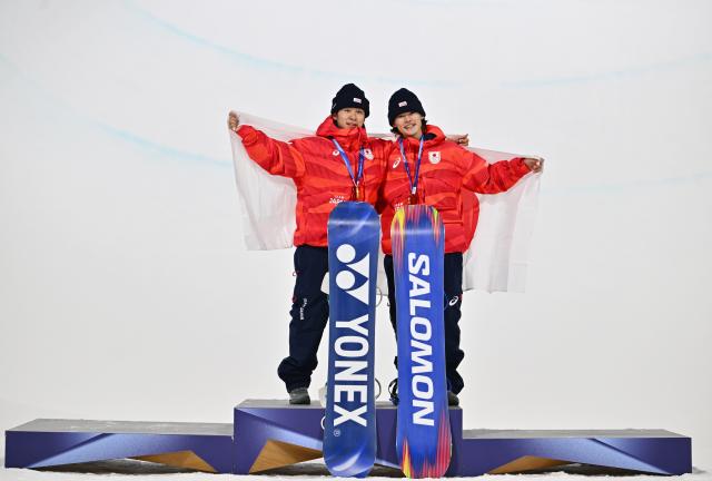 (260213) -- LIVIGNO, Feb. 13, 2026 (Xinhua) -- Gold medalist Totsuka Yuto (L) of Japan and bronze medalist Yamada Ryusei of Japan pose for photos during the awarding ceremony of the men's snowboard halfpipe at the Milan-Cortina 2026 Olympic Winter Games in Livigno, Italy, Feb. 13, 2026. (Xinhua/Zhang Hongxiang)