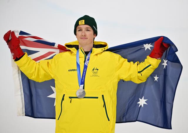 (260213) -- LIVIGNO, Feb. 13, 2026 (Xinhua) -- Silver medalist Scotty James of Australia attends the awarding ceremony of the men's snowboard halfpipe at the Milan-Cortina 2026 Olympic Winter Games in Livigno, Italy, Feb. 13, 2026. (Xinhua/Zhang Hongxiang)