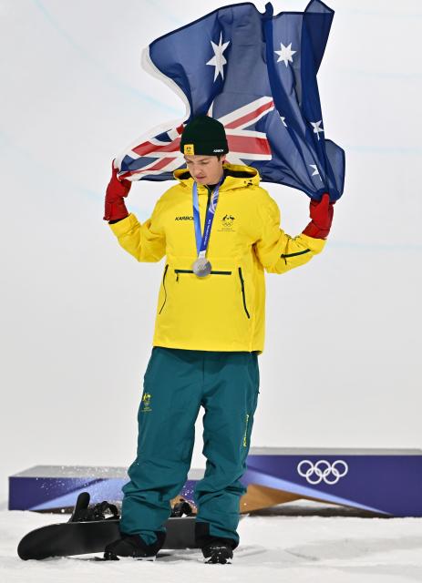 (260213) -- LIVIGNO, Feb. 13, 2026 (Xinhua) -- Silver medalist Scotty James of Australia attends the awarding ceremony of the men's snowboard halfpipe at the Milan-Cortina 2026 Olympic Winter Games in Livigno, Italy, Feb. 13, 2026. (Xinhua/Zhang Hongxiang)