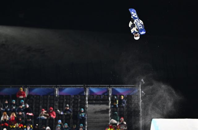 (260213) -- LIVIGNO, Feb. 13, 2026 (Xinhua) -- Totsuka Yuto of Japan competes during the men's snowboard halfpipe final at the Milan-Cortina 2026 Olympic Winter Games in Livigno, Italy, Feb. 13, 2026. (Xinhua/Zhang Hongxiang)