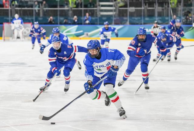 (260214) -- MILAN, Feb. 14, 2026 (Xinhua) -- Justine Reyes (C) of Italy competes during the ice hockey women's play-offs quarterfinal match between the United States and Italy at the Milan-Cortina 2026 Olympic Winter Games in Milan, Italy, Feb. 13, 2026. (Xinhua/Sun Fei)