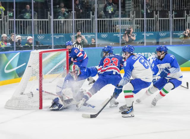 (260214) -- MILAN, Feb. 14, 2026 (Xinhua) -- Hannah Bilka (3rd R) of the United States scores a goal during the ice hockey women's play-offs quarterfinal match between the United States and Italy at the Milan-Cortina 2026 Olympic Winter Games in Milan, Italy, Feb. 13, 2026. (Xinhua/Sun Fei)