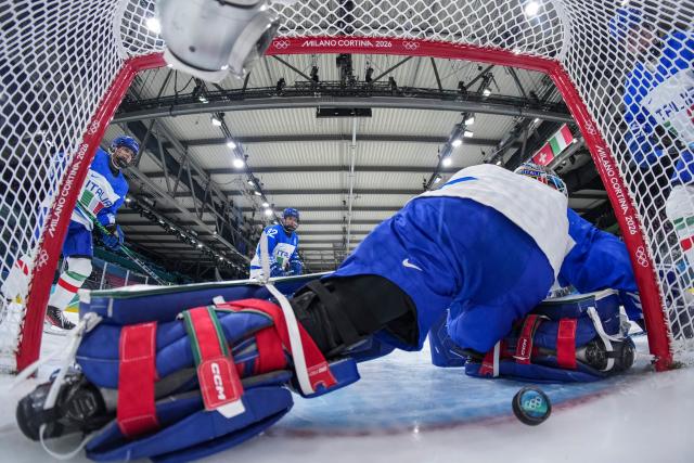 (260214) -- MILAN, Feb. 14, 2026 (Xinhua) -- Gabriella Durante, goalkeeper of Italy fails to save a goal during the ice hockey women's play-offs quarterfinal match between the United States and Italy at the Milan-Cortina 2026 Olympic Winter Games in Milan, Italy, Feb. 13, 2026. (Sun Fei/Pool via Xinhua)