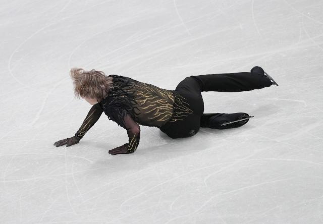 (260214) -- MILAN, Feb. 14, 2026 (Xinhua) -- Ilia Malinin of the United States falls during the men's single skating free skating of figure skating event at the Milan-Cortina 2026 Olympic Winter Games in Milan, Italy, Feb. 13, 2026. (Xinhua/Xue Yuge)