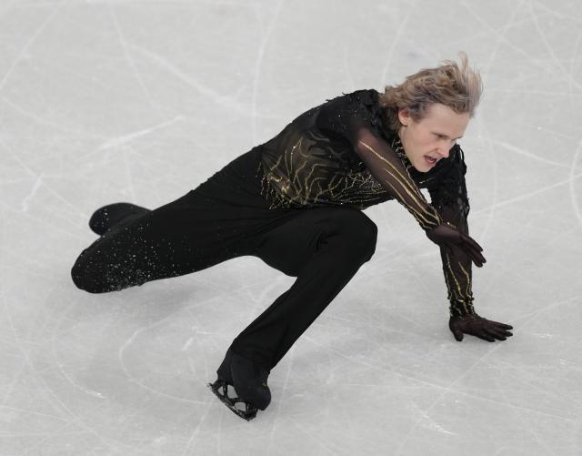 (260214) -- MILAN, Feb. 14, 2026 (Xinhua) -- Ilia Malinin of the United States falls during the men's single skating free skating of figure skating event at the Milan-Cortina 2026 Olympic Winter Games in Milan, Italy, Feb. 13, 2026. (Xinhua/Xue Yuge)