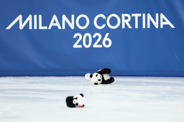 (260214) -- MILAN, Feb. 14, 2026 (Xinhua) -- Spectators throw plush toys onto the ice after the men's single skating free skating of figure skating event at the Milan-Cortina 2026 Olympic Winter Games in Milan, Italy, Feb. 13, 2026. (Xinhua/Li Ming)