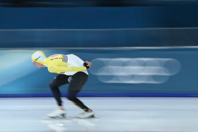 (260214) -- MILAN, Feb. 14, 2026 (Xinhua) -- Belgium's Bart Swings competes during the speed skating men's 10000m event at the Milan-Cortina 2026 Olympic Winter Games in Milan, Italy, Feb. 13, 2026. (Xinhua/Li Jing)